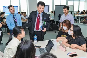 The expert team from the ASEAN University Network (AUN) Quality Assurance organization is surveying student opinions at the HCMC University of Technology and Education (Photo: SGGP)