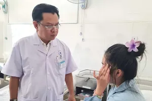 Level-II Specialist Nguyen Do Nhan is checking the medical status of Pham Thi My Anh before her release from hospital (Photo: SGGP)