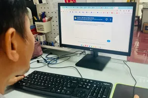 A worker is using the “Virtual Assistant” app to ask about issues related to life and work 