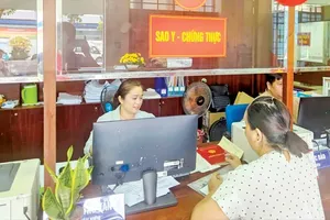 Civil servants in Phu Thanh Ward (HCMC) are receiving administrative procedure files