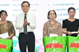 HCMC Party Secretary Tran Luu Quang is presenting gifts to disadvantaged residents at the Great National Unity Festival in Binh Thanh Ward (Photo: SGGP)
