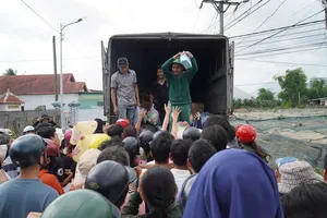 Residents in the flood zone of Dien Dien Commune (Khanh Hoa Province) are receiving essentials (Photo: SGGP)
