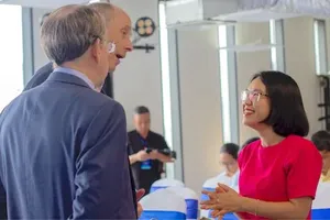 Acting Director of SIHUB Dang Thi Luan is exchanging views with international experts (Photo: SGGP)