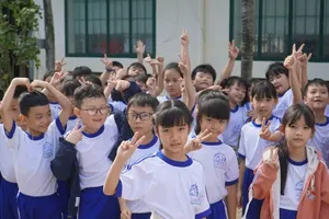 Students at Vinh Hiep Primary School (West Nha Trang Ward, Khanh Hoa Province) are returning to school after many days of interruption (Photo: SGGP)