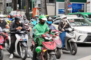 HCMC residents are wearing facemasks to protect their health against air pollution (photo taken at the intersection of Nguyen Thi Minh Khai – Cong Quynh of Cau Ong Lanh Ward in HCMC (Photo: SGGP)