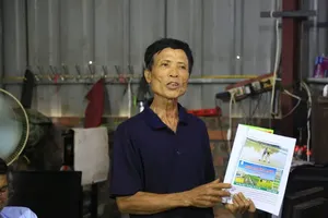 Mr. Nguyen Duc Thanh is the author of the “Flood and Rising Water Warning Pole using Signals and Flares” (Photo: SGGP)