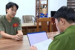 The Thanh Hoa Province Public Security Department detain Dao Quang Ha, owner of the “Ha and Vietnam” fanpage, to clarify the act of misappropriating charity donations (Photo: Provided by the police)