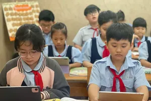 Students at Luong Dinh Cua Primary School (Ban Co Ward, HCMC) using electronic devices during a lesson (Photo: SGGP)