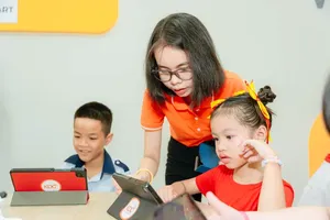 Students at Nguyen Binh Khiem Primary School in Sai Gon Ward are experiencing interactive games in a lesson of Digital Citizens