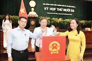 Delegates of the 10th HCMC People’s Council are casting confidence votes for titles elected by the Council (Photo: SGGP)