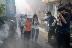 Residents of Neighborhood No.24 in Xuan Hoa Ward are participating in a fire fighting and rescue drill in a small alley on November 1, 2025 (Photo: SGGP)