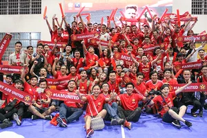 Gần 1000 fan MU tụ tập ăn mừng chiến thắng. ẢNH: NHẬT ANH