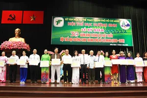 Lãnh đạo TPHCM trao giấy khen cho các cá nhân đóng góp phát triển phong trào dưỡng sinh tại TPHCM. ẢNH: NHẬT ANH