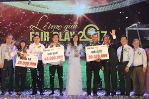 Lãnh đạo TPHCM trao giải thưởng Fair Play cho các cầu thủ. ẢNH: NHẬT ANH