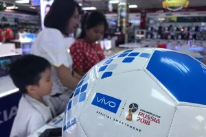 Các cửa hàng điện máy với nhiều chiêu trò khuyến mãi mùa World cup nhằm thu hút khách hàng. Ảnh: Nhật Anh