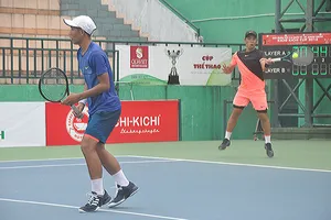 Tất Thái Nguyên – Trần Tiến Thịnh về nhì ở nội dung đôi nam. Ảnh: Nhật Anh