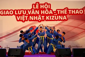 Các võ sĩ Vovinam biểu diễn tại lễ hội thể thao Việt Nhật