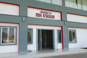 Cổng chính sân vận động QG Campuchia. Ảnh: Nhật Anh 