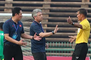 HLV Nguyễn Quốc Tuấn phản ứng trọng tài. Ảnh: Dũng Phương 