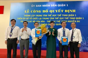 Trao quyết định thành lập Trung tâm Thể dục Thể thao Quận 1. Ảnh: Dũng Phương