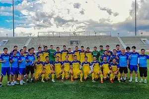 Đội tuyển Việt Nam hưởng ứng phong trào bảo vệ môi trường do bộ tài nguyên và môi trường phát động. Ảnh: Dũng Phương