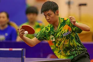 Tay vợt Sun Chen trong màu áo nữ TPHCM. Ảnh: Dũng Phương