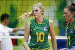 Các bóng hồng “hút hồn” khán giả nhà tỉnh Quảng Nam. Ảnh: Minh Hoàng 