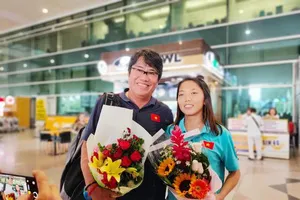Tưởng đoàn Dương Vũ Lâm và đội trưởng Huỳnh Như được chào đón nồng nhiệt tại sân bay Tân Sơn Nhất. Ảnh: DŨNG PHƯƠNG