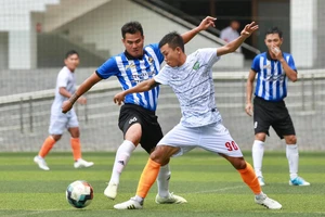 Nhà vô địch AFF 2008 Phan Thanh Bình trong màu áo Bưng Biền FC ở vòng đấu Play - off. Ảnh: DŨNG PHƯƠNG