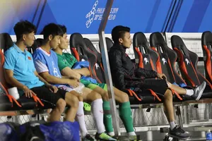 Quang Hải chấn thương được ngồi trên hàng ghế dự bị. Ảnh Dũng Phương