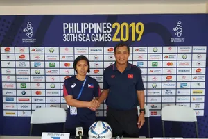 HLV Mai Đức Chung và HLV Philippines trong buổi họp báo trước trận bán kết. Ảnh: Nhật Anh