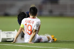 Chấn thương của Quang Hải trong trận thắng Singapore buộc phải chia tay SEA Games 30. Ảnh: Dũng Phương