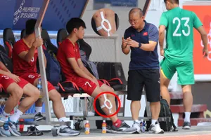 Hoàng Đức phải nhờ đến sự chăm sóc của các bác sỹ trước buổi tập với chấn thương khá nặng ở chân trái. Ảnh: Dũng Phương 