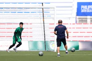 HLV Park Hang Seo đích thân luyện công cho Bùi Tiến Dũng. Ảnh Dũng Phương