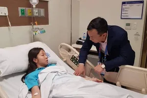  Trung vệ Trần Thị Hồng Nhung kiệt sức sau khi cùng tuyển nữ lên ngôi vô địch