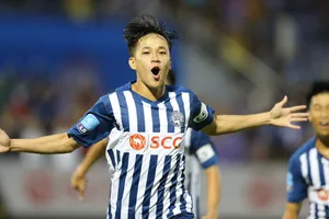 Tiền đạo Lê Minh Bình ăn mừng sau khi ghi bàn thắng mở tỉ số cho Bà Rịa - Vũng Tàu. Ảnh: Dũng Phương