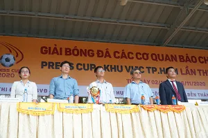 Hình ảnh trang trọng của BTC giải trong buổi lễ chào cờ trước khi bước vào giải đấu Press cúp 2020.