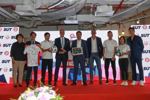 Lãnh đạo CLV TPHCM và Cty AIA trong buổi lễ ký kết. Ảnh: Dũng Phương