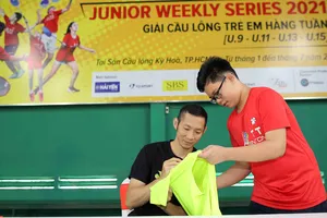 Nguyễn Tiến Minh ký tặng các VĐV nhí đam mê bộ môn cầu lông. Ảnh: Dũng Phương