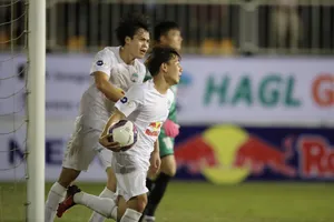 Ăn mừng bàn thắng của Văn Toàn, Minh Vương trong trận thắng SLNA. Ảnh: Dũng Phương