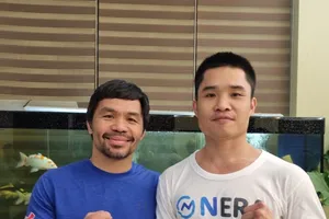 “Hắc ưng” Đinh Hồng Quân (phải) thọ giáo Manny Pacquiao trước trận bảo vệ đai IBF châu Á