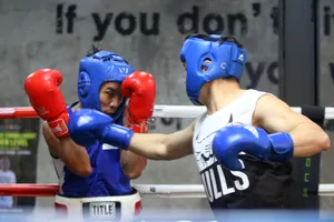  Võ sĩ Việt Nam (đỏ) đấu nảy lửa với nhà vô địch Hàn Quốc. Ảnhh: Dũng Phương