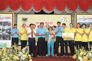 Ông Ngô Văn Đông - tổng giám đốc Công ty Cổ phần phân bón Bình Điền thưởng đội bóng chuyền nữ VTV Bình Điền Long An 200 triệu đồng. Ảnh: Quỳnh Mai