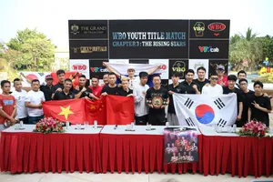 Các võ sĩ chụp ảnh lưu niệm trước khi bước vào thi đấu. Ảnh: Quỳnh Mai