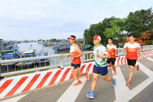Các VĐV chạy thử đường đua Phan Thiết Marathon 2023. Ảnh: Quỳnh Mai