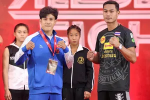 Độc cô cầu bại Nguyễn Trần Duy Nhất (trái) quyết đoạt đai IPCC trước người Thái. Ảnh: Quỳnh Mai