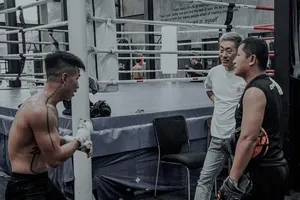 Trần Văn Thảo (trái) tập luyện cùng HLV Kim Sang Bum tại Cocky Buffalo. Ảnh: Quỳnnh Mai