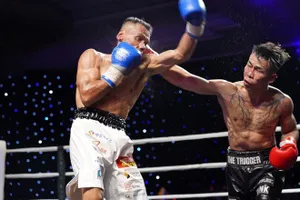 Nhà vô địch IBA thế giới Trần Văn Thảo (phải) đang tự tin giành chiến thắng tại sự kiện boxing quốc tế WBO Title Match tại Hàn Quốc. Ảnh: Quỳnh Mai