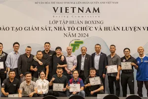 Các học viên nhận bằng giám sát từ Liên đoàn quyền Anh Việt Nam. Ảnh: Quỳnh Mai