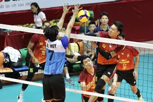 Chủ nhà CA TPHCM (đỏ) thắng thuyết phục trong ngày khai mạc. Ảnh: Quỳnh Mai